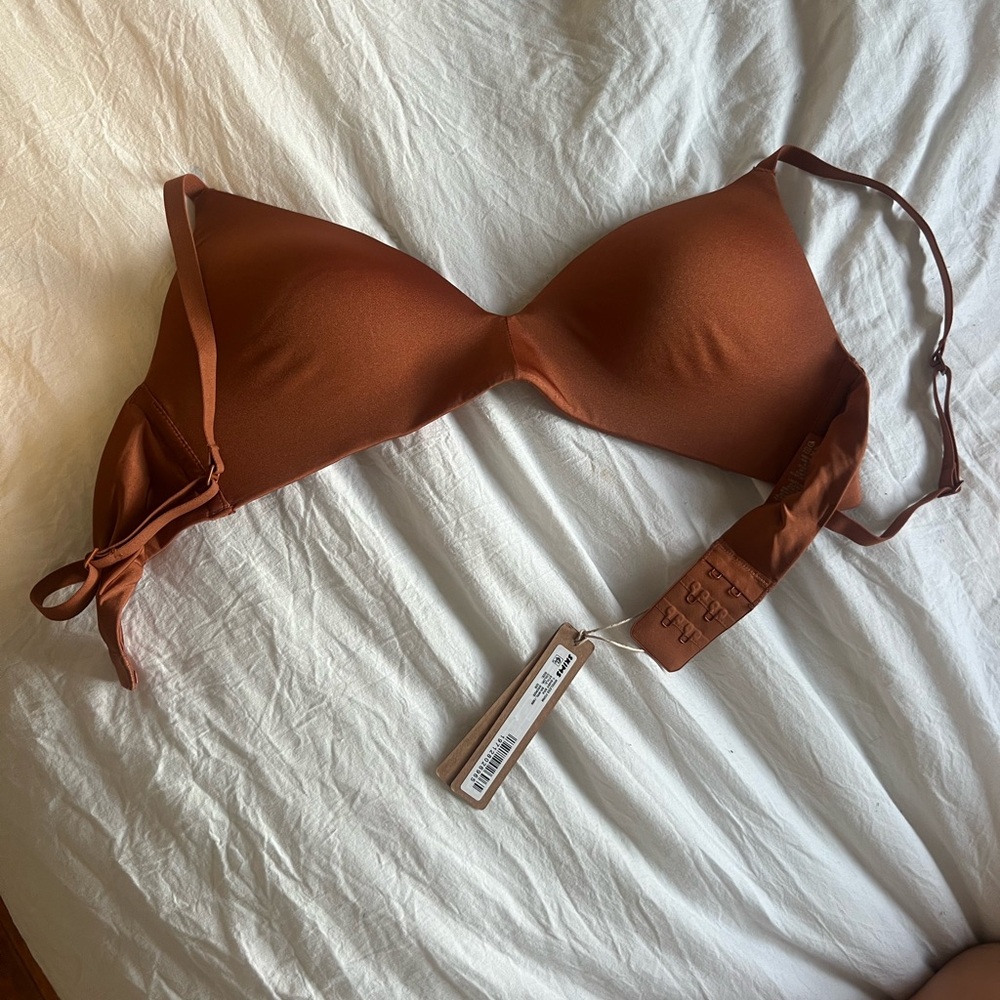 Brand new never worn Skims bra size 32B